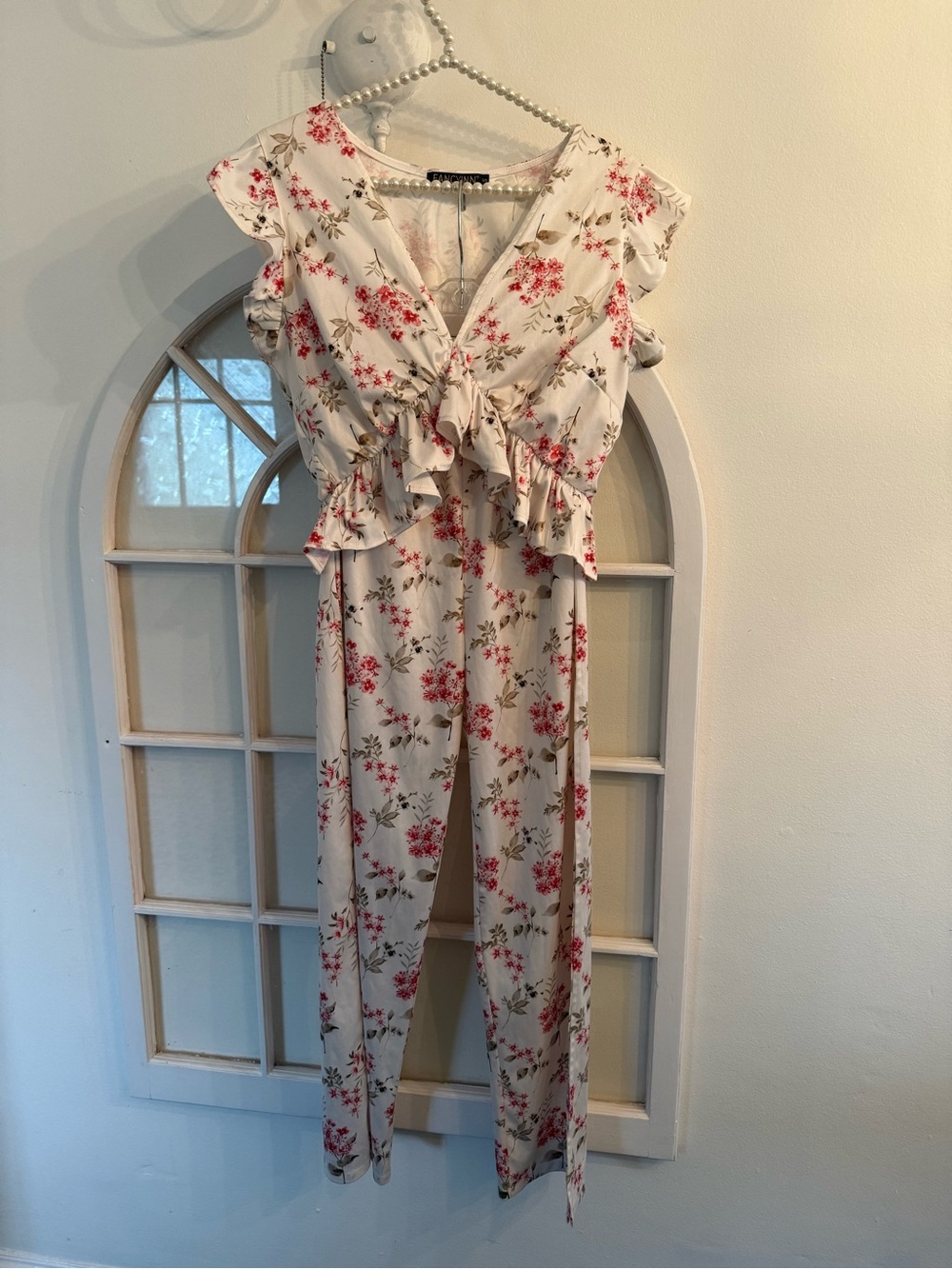 Fancyinn White Pants & Top Jumpsuit Pink Floral Ruffle V-Neck Loungewear